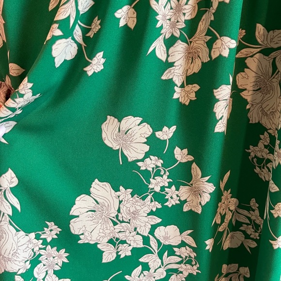 Floral Green Blouse 🪻 - Picture 2 of 4